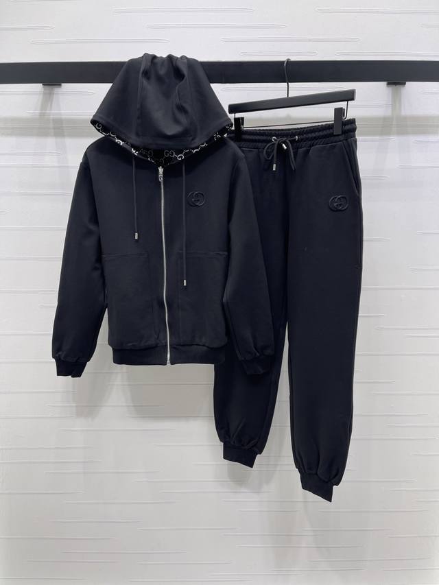 上新原单高端品质Gucc* 2025早秋新款系列！连帽外套阔腿长裤套装 定制进口斜纹全棉材质 透气舒适 挺阔有型 成衣融入双G刺绣徽标装点 配合帽沿里布融入标志