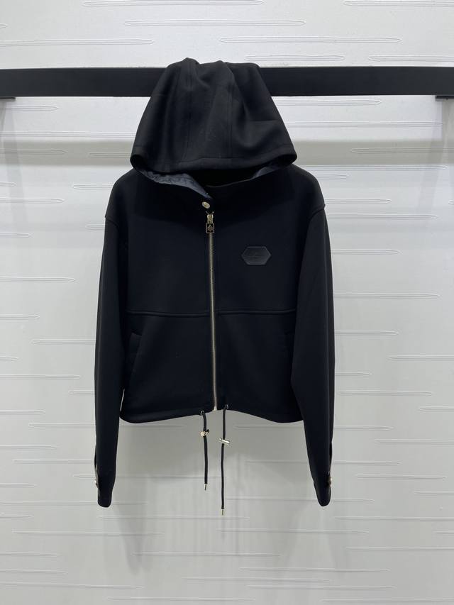 上新原单高端品质Louis Vui*Ton 2025早秋最新系列！连帽拉链外套！定制斜纹全棉材质 质感光泽 连帽拉链外套剪裁 两侧下摆均采用抽绳设计调节 胸前字