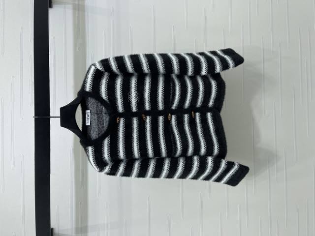 上新原单高端品质Loew*2025早秋最新系列！毛茸茸条纹针织开衫！定制进口羊毛混纺纱线织造 穿搭舒适 柔软细腻 圆领长袖开衫剪裁 胸前刺绣图腾徽标 彰显品牌调