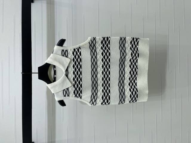 上新原单高端品质Loew*2025早秋最新系列！翻领条纹针织背心！定制Yb羊毛纱线织造 细腻柔软 弹力十足 精致翻领背心设计 包边以坑条勾勒轮廓线 细节满分 基