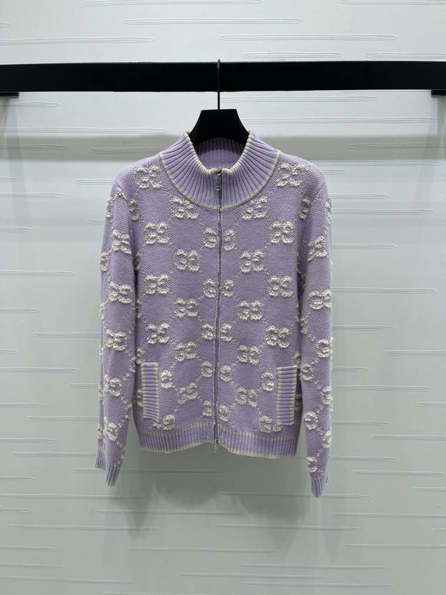 上新原单高端品质 Gucc*2025早秋最新系列！立领提花针织开衫！定制羊毛针织材质 质感上乘 立领针织开衫版型搭配全开襟丝滑拉链 便于穿脱成衣以条纹螺纹包边收