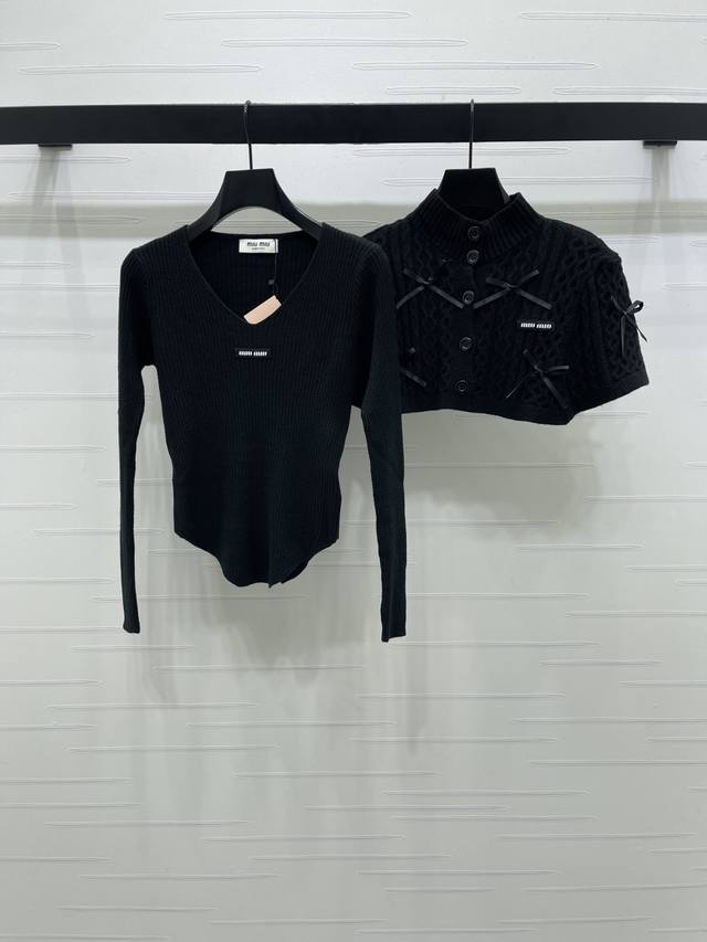 上新原单高端品质 Miumi*2025早秋最新系列！蝴蝶结斗篷针织长袖两件套！定制羊毛针织材质 质感高级 舒适柔软 桃心领长袖剪裁 胸前刺绣字母Logo徽标点缀