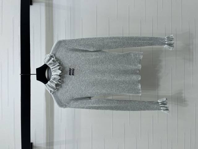 上新原单高端品质 Miumi*2025早秋最新系列！荷叶领针织长袖上衣！定制羊毛纱线织造 细腻肌理 柔软舒适 双叠层荷叶领针织长袖裁剪 通体饰以纯色为基础胸前刺