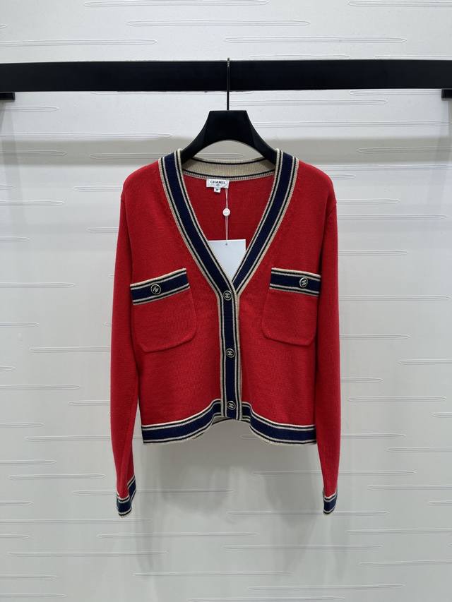 上新原单高端品质 Chane* 2025早秋最新系列！撞色V领针织长袖开衫！定制羊毛纱线织造 质感高级 细腻柔软 V领针织开衫版型 包裹性贴身舒適 通体大身和包