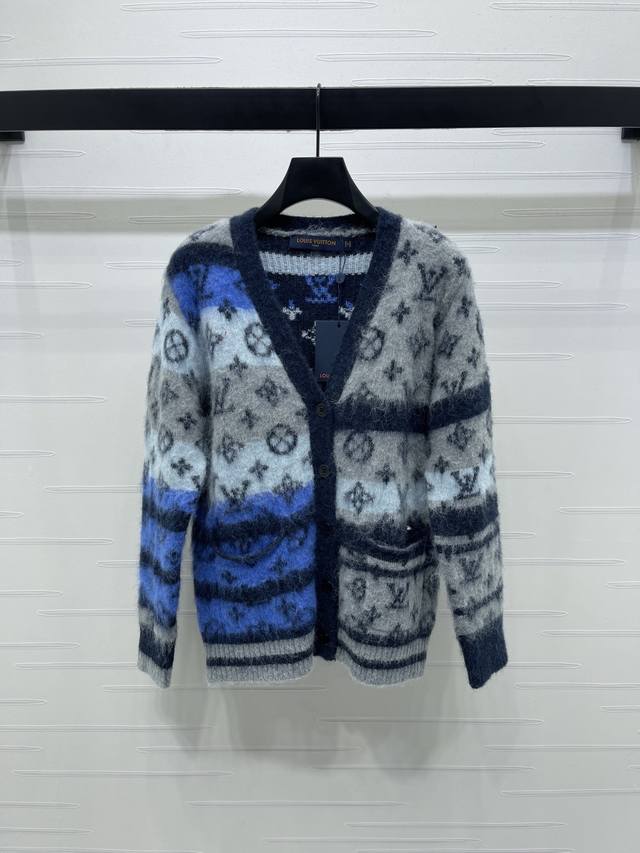 上新原单高端品质Louis Vui*Ton 2025早秋最新系列！马海毛针织开衫！定制进口马海毛材质 马海毛质感穿着舒适度很高 宽松版型搭配渐变老花 时髦洋气