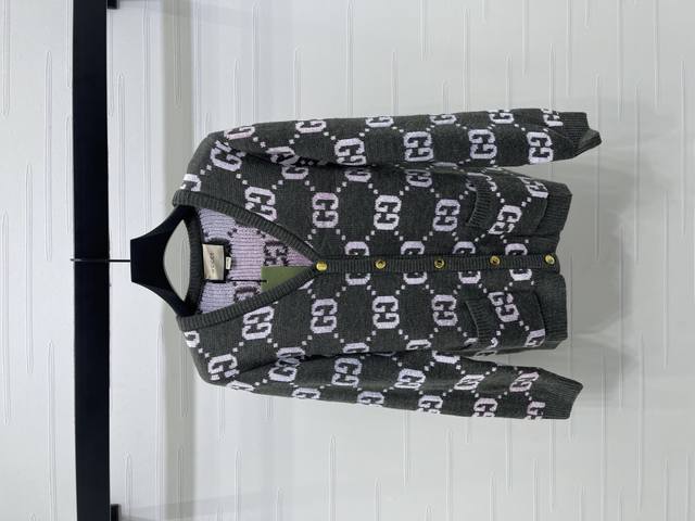 上新原单高端品质Gucc* 2025早秋新款系列！双G V领提花针织开衫！定制羊毛混纺纱线材质织带 质感上乘 通体饰以渐变色Gg提花菱格图案 复古风格强烈 俏皮