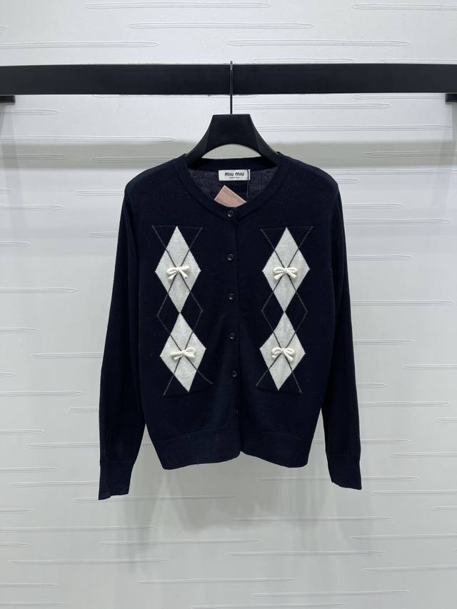 上新原单高端品质 Miumi*2025早秋最新系列！立体蝴蝶结圆领长袖开衫！定制羊毛纱线材质织造 穿搭舒适 柔软细腻 针织长袖开衫 撞色菱格立体蝴蝶结设计 彰显