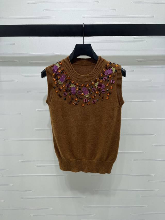 上新原单高端品质 Fend* 2025早秋最新系列！亮片钉珠针织背心！定制羊毛纱线织造 密度细针织造 清晰毛感肌理 舒适亲肤 圆领背心剪裁 领口肩膀两侧定位分布