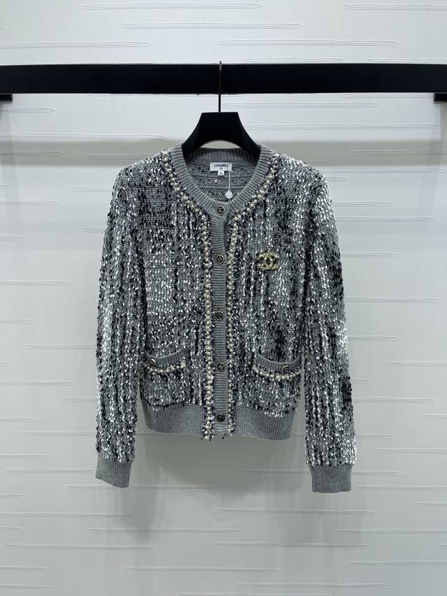 上新原单高端品质 Chane* 2025早秋最新系列！圆领珍珠长袖开衫！定制羊毛混纺纱线织造 柔软亲肤 舒适有型 纱线定色定染 圆领长袖开衫版型 领口调节恰当露