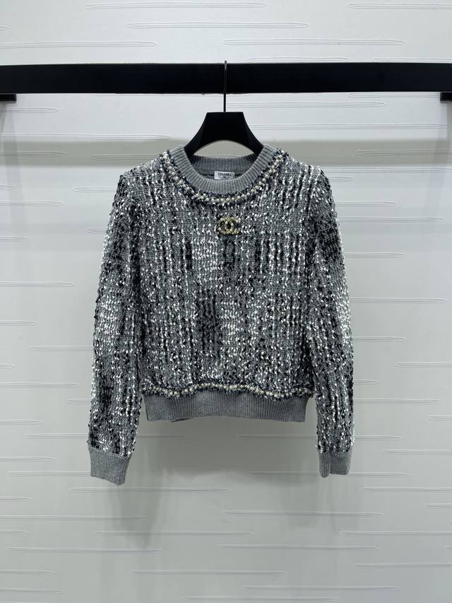 上新原单高端品质 Chane* 2025早秋最新系列！圆领珍珠长袖毛衣！定制羊毛混纺纱线织造 柔软亲肤 舒适有型 纱线定色定染 圆领长袖开衫版型 领口调节恰当露