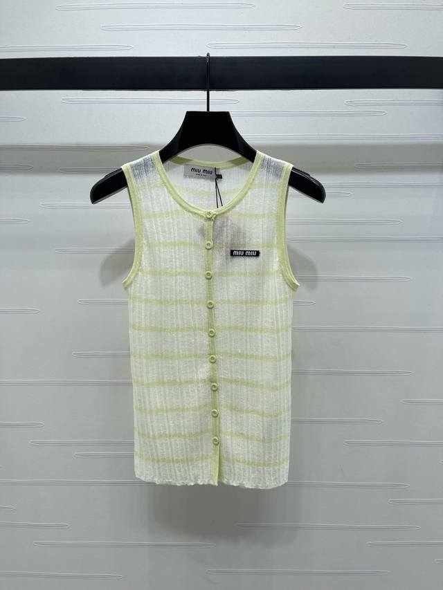 上新原单高端品质 Miumi*2025早秋最新系列！条纹针织背心！定制进口纱线织造 质感高级舒适 圆领全开襟背心上衣 胸口装饰字母徽标袖领口撞色设计 大身条纹交