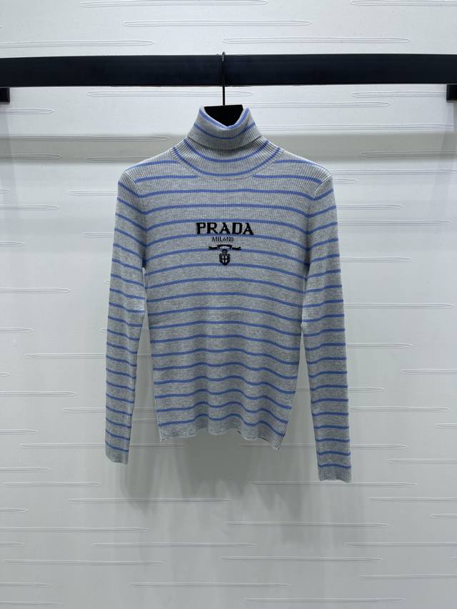 上新原单高端品质 Prad*2025早秋最新系列！高领针织条纹钩花长袖！定制羊毛针织材质 柔软细腻 质感舒适 高领针织上衣 防风御寒 胸前字母徽标装饰 展现品牌