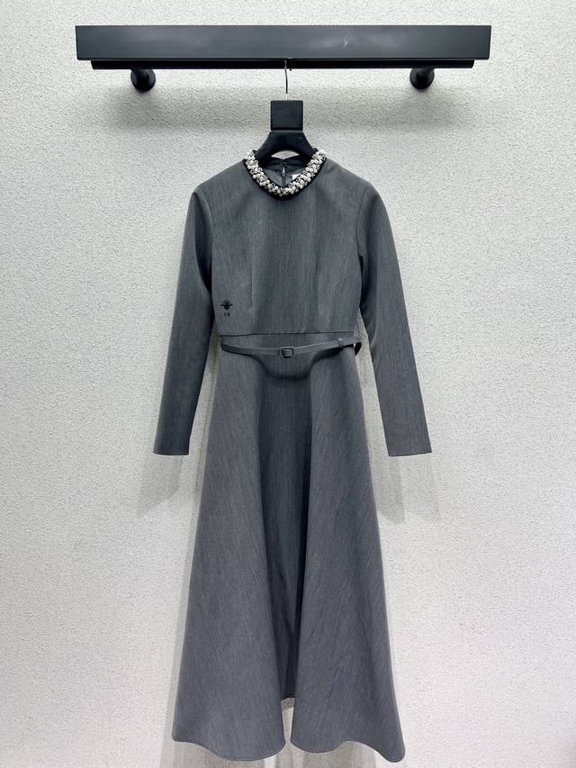 D家小蜜蜂长款连衣裙 重工钉珠领子 20%羊毛 舒适百搭 好搭配 不可多得的一款 柔软细腻超有型 必备款 高品质 两色 尺码Sml