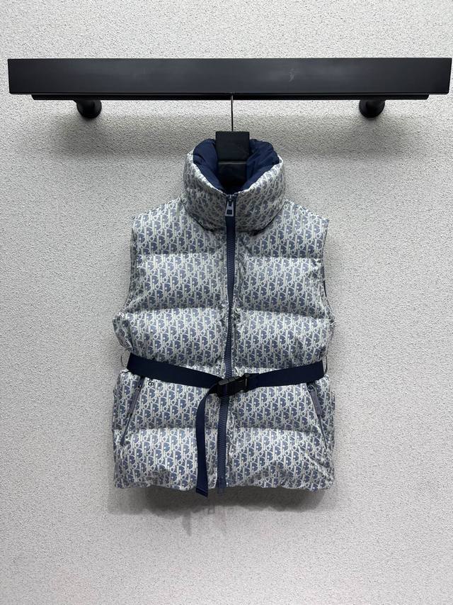 D家一系列经典老花羽绒服马甲 低调又高级 经典造型 超保暖柔软细腻巨保暖的 厚实保暖超有型.冬季必备款 高品质 尺码Sml