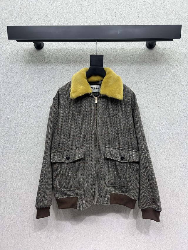 Miu家羊毛呢毛领外套 Yb1:1定制 质感十足 工艺处质感更为高级 时髦完美呈现品牌风格魅力 百搭显气质日常必备单品 上身更具备潮流时髦感 高品质 尺码Sml