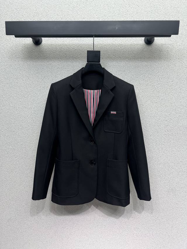Tb西装外套 质感十足 工艺处质感更为高级 时髦完美呈现品牌风格魅力 百搭显气质日常必备单品 上身更具备潮流时髦感 高品质 尺码Sml