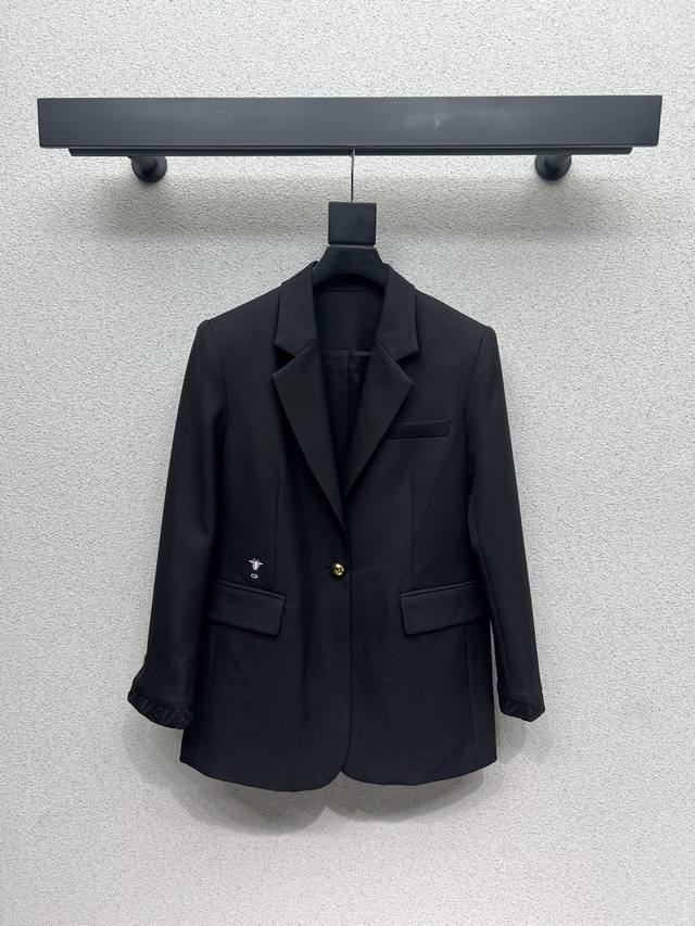 D家小蜜蜂西装外套 质感十足 工艺处质感更为高级 时髦完美呈现品牌风格魅力 百搭显气质日常必备单品 上身更具备潮流时髦感 高品质 尺码Sml