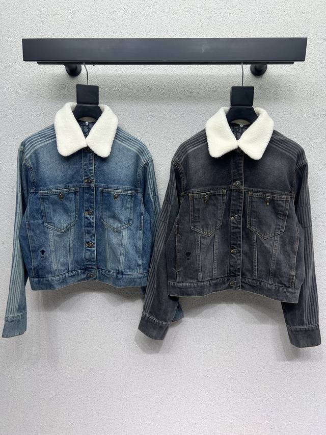 D家一系列款侧边条纹毛领牛仔外套 都分开拿！时髦低调气质又奢华高级！版型百搭不挑人，原版定制面料 做工品质看细节。白富美必入！强烈推荐 高品质 两色 尺码Sml