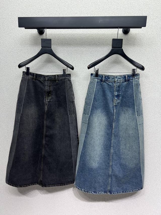 D家一系列款侧边条纹牛仔半裙 都分开拿！时髦低调气质又奢华高级！版型百搭不挑人，原版定制面料 做工品质看细节。白富美必入！强烈推荐 高品质 两色 尺码Sml半裙