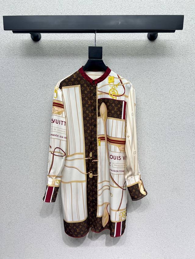 L家撞色印花衬衣风连衣裙 Monograw渗透印花 高级大气 满满的穿搭高级感 创新面料 轻盈柔软 实物非常赞！上身洋气百搭，美美哒！高品质 尺码Smlxl