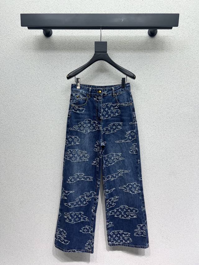 L家老花牛仔外套牛仔长裤 分开拿 谁穿都会显得超年轻时尚 采用定制进口面料 质感超赞！做工品质看细节 高品质 尺码Sml外套长裤