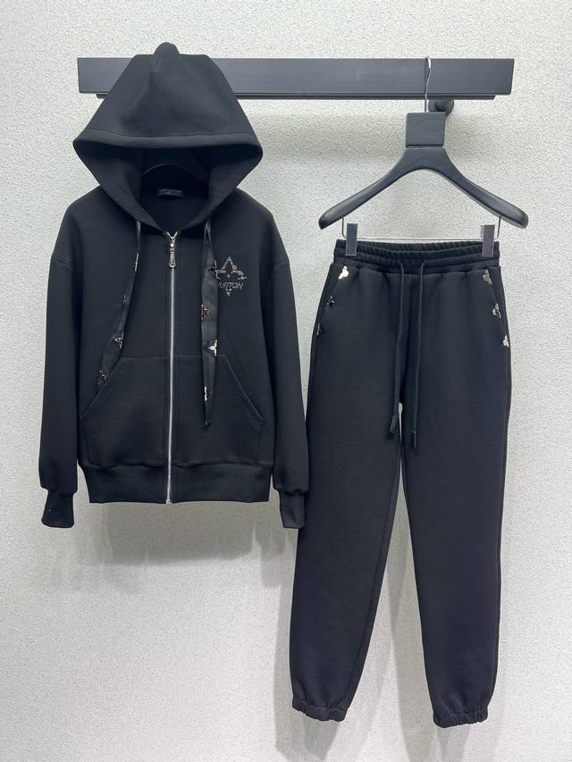 L家金属设计休闲套装 时髦低调气质又奢华高级！版型百搭不挑人，做工品质看细节。白富美必入！强烈推荐 高品质 两色 尺码Sml