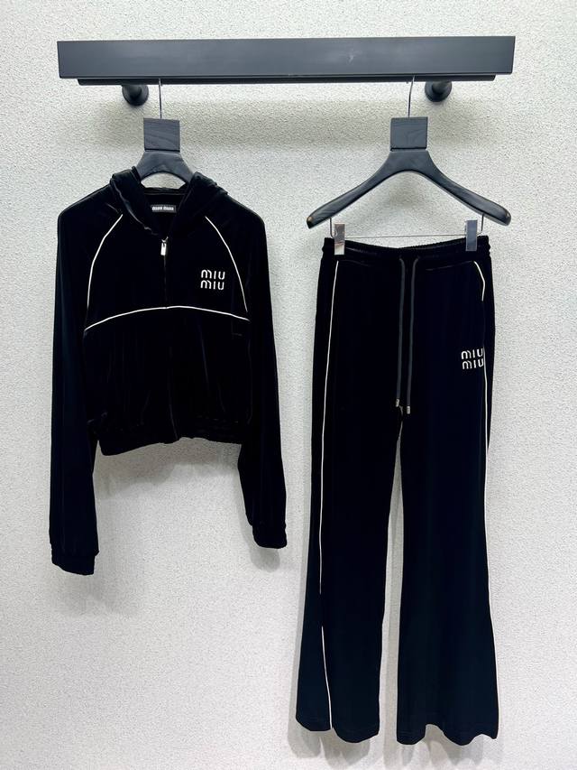 Miu家丝绒套装 百搭不挑人 简约高级耐看实穿 定制面料 舒适亲肤 时尚休闲百搭不挑 高品质 尺码Sml