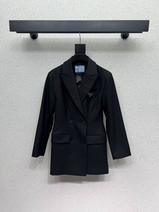 P家收腰西装外套 经典三角标 干练利落时髦有致 日常穿搭推荐款 细节感在线 提升气质感必备单品 高品质 尺码Sml