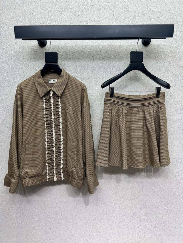 Miu家格子套装 经典又有型 自带气场 面料质感很奈斯 时髦又高级 颜色超级正 上身显白又显瘦 自带酷帅感的系列 走路都带风上身气场全开 长度恰到好处 轻松驾驭