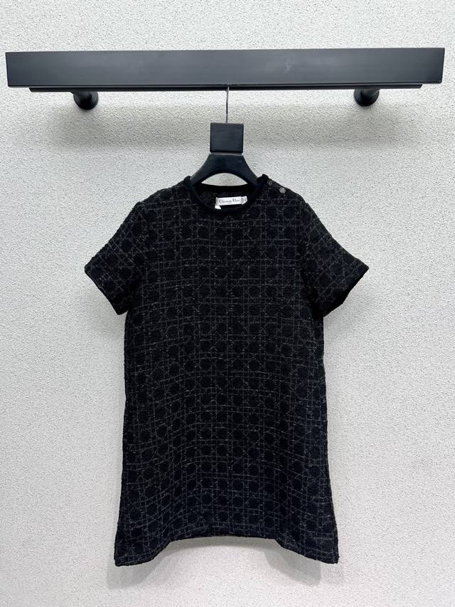 D家菱格短袖连衣裙 高定意大利进口材质 轮廓微挺阔 重磅高货 穿着舒适 更具有型 一款完全不挑人穿着的衣型 复古名媛风 高品质 尺码Sml