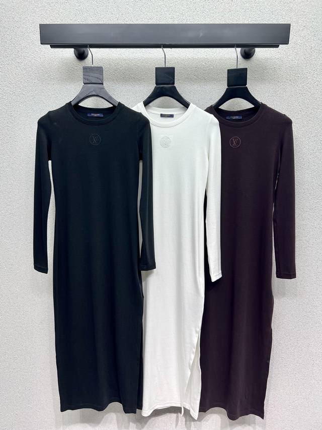 L家刺绣Logo打底连衣裙 经典款 质感细腻软糯 经典减龄单品！设计时髦版型不挑人上身巨显瘦！白富美必收的完美单品。质感超赞 完美做工品质 高品质 三色 尺码S