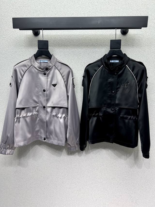 P家松紧带收腰外套 上身精致又干练得体。搭配起来随心应手！定制的进口面料挺括有型，满满的高级感。质感十足，时尚潮流，推荐入手！ 做工品质看细节 高品质 两色 尺