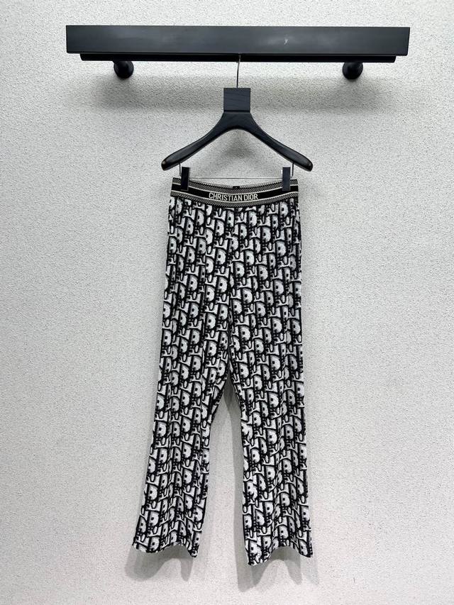 D家织带经典老花长裤 质感细腻软糯 经典减龄单品！设计时髦版型不挑人上身巨显瘦！白富美必收的完美单品。质感超赞 完美做工品质 高品质 尺码Sml