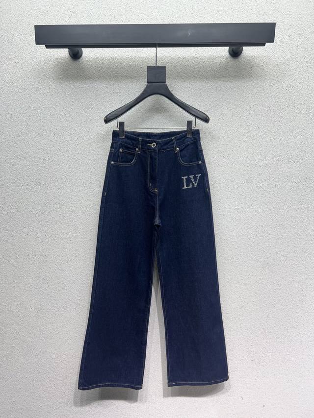 L家烫钻Logo点缀牛仔衬衣长裤 素颜牛仔高颜值 百搭无烦恼 就是很干净的感觉 人手必备 真的很赞！ 手感很舒服的洗水牛仔棉 高品质 尺码Sml衬衣长裤