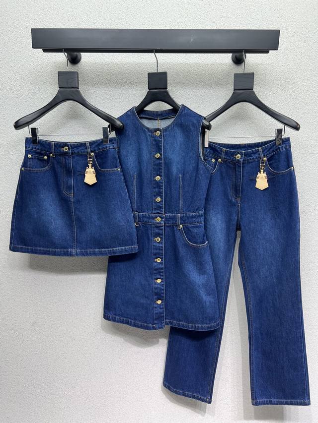 L家系列款猫咪皮标牛仔半裙 每个日常的穿搭 俏皮减龄充满元气的设计元素 高品质 尺码Smlxl