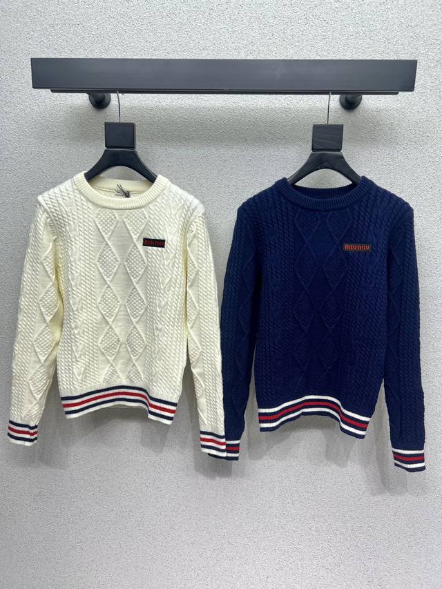 Miu家针织羊毛上衣 质感细腻软糯 经典减龄单品！立体Logo字母设计时髦又帅气！版型不挑人上身巨显瘦！白富美必收的完美单品。质感超赞 完美做工品质 高品质 两
