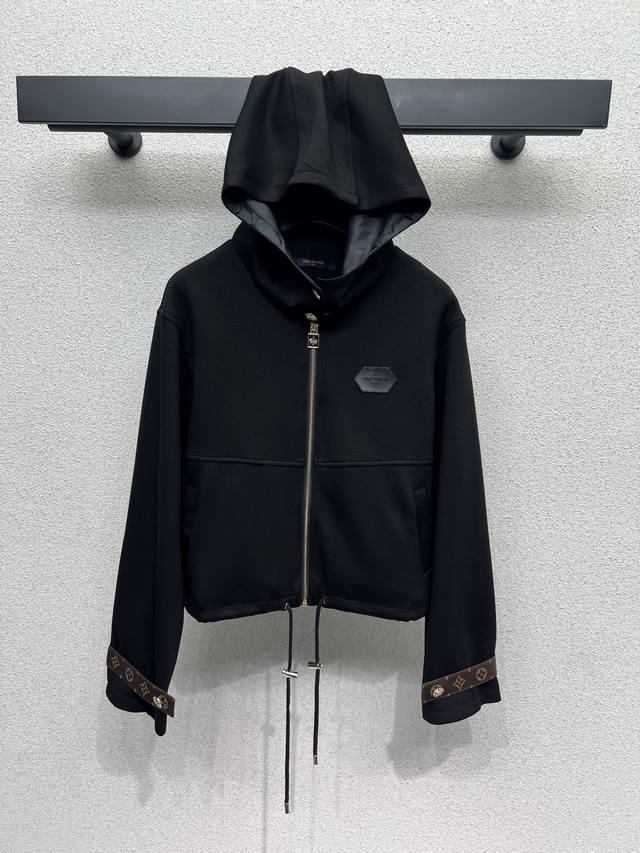 L家连帽休闲外套 谁穿都会显得超年轻时尚 采用定制进口面料 质感超赞！做工品质看细节 高品质 尺码Sml