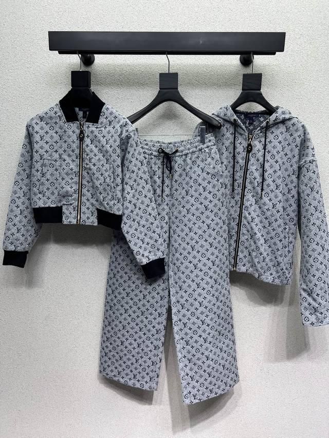 L家系列款经典老花夹克外套 散发着高级气质 同时更巨时髦亮点 设计也超级爱 高品质 尺码Sml