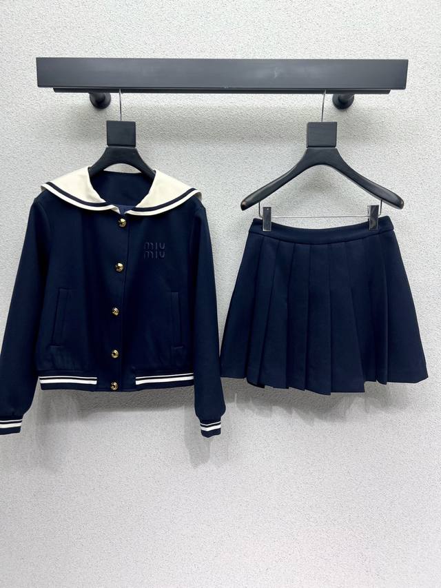 Miu家学院风休闲套装 版型超洋气 上身就一整个不经意的高级 毫不费力的时髦 整体简约大方 廓形穿着舒适 知性大气 打造飒爽高级感，开模定制配件，完美做工品质看