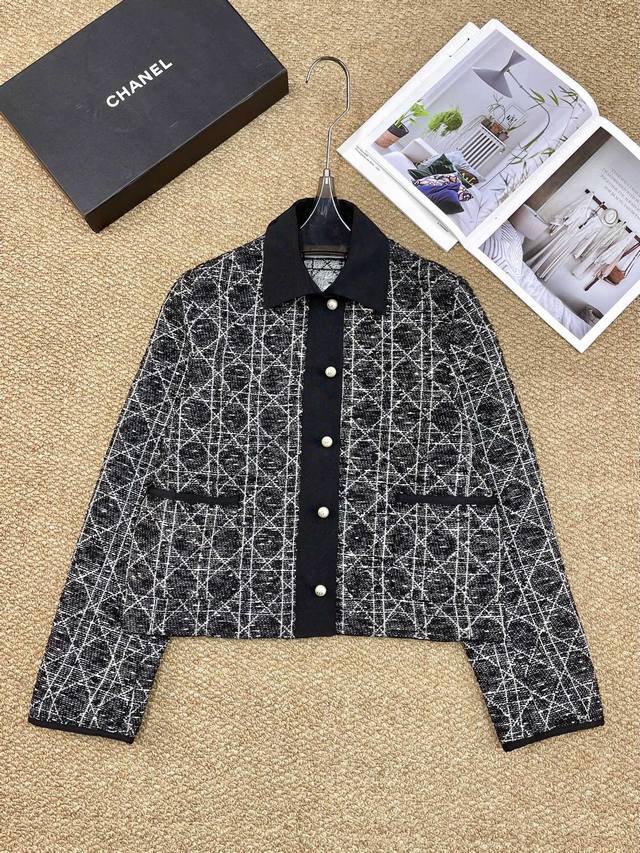 Dior新款外套，多口袋设计实用又潮酷，立体剪裁显瘦不臃肿，耐磨面料户外通勤都能抗！ * * Color：黑色 * ：