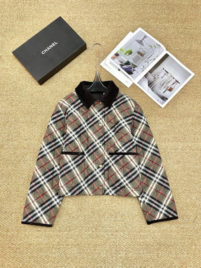 Burberry新款外套，多口袋设计实用又潮酷，立体剪裁显瘦不臃肿，耐磨面料户外通勤都能抗！ * * Color：卡其 * ：