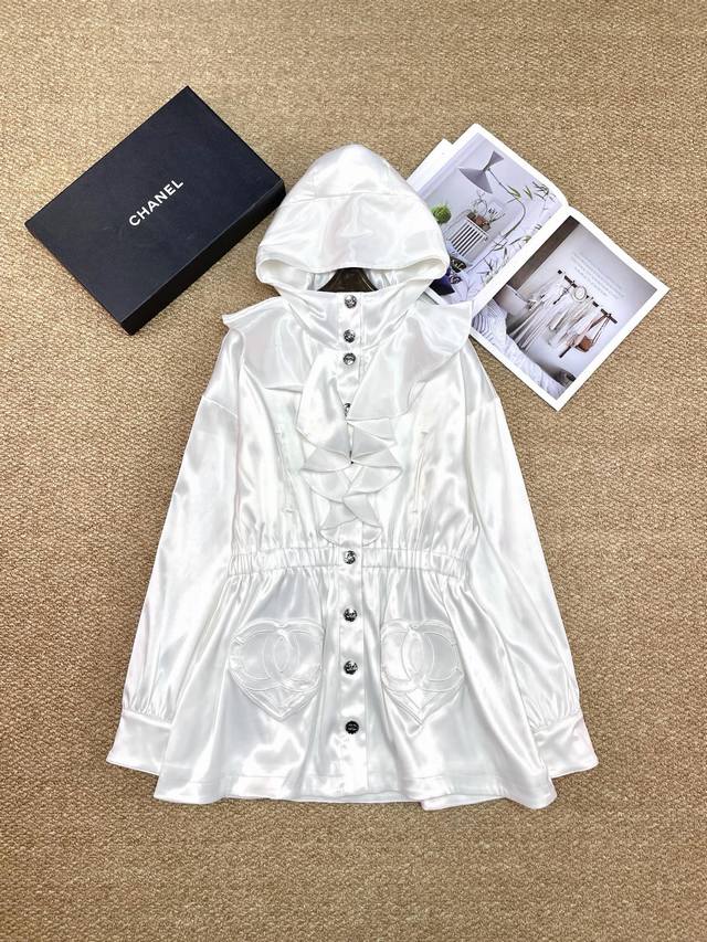 Chanel新款外套，防风抗皱面料，挺括版型一秒拉满气场！连帽设计可盐可甜，搭配T恤、卫衣都超有层次感！早秋氛围感直接拿捏。 * * Color：黑色、白色 *