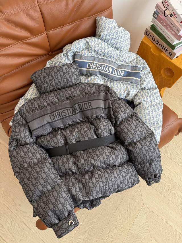 25秋冬 Ski系列 经典老花图案棉服外套 小蜜蜂刺绣点缀 内里填充20 羽绒和80棉 很饱满 保暖程度巨好 温暖的冬季从这一件开始 定制的提花面料 后背字母L