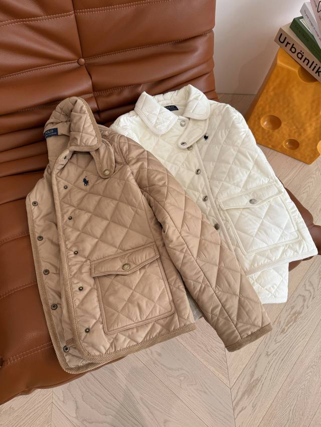 25新品 复古小马图案刺绣棉服外套 闭眼入的经典款 洐缝工艺搭配灯芯绒镶边 细节感满满 轻松保暖零负担 后背还有可调节收腰设计 上身就是显瘦显腿长 很好搭配 两