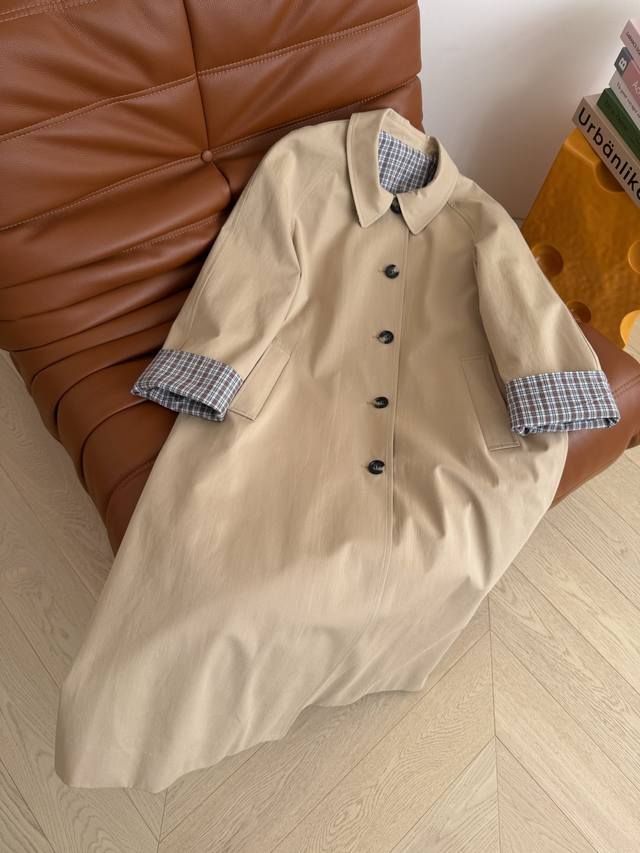 拉风气质感 25秋冬 缪系穿搭长款风衣 内里拼接缪系格纹 袖口可以卷边穿 随随便便就能穿出时髦率性感 且无论处于任何场合都能够得体 足够抬气质 廓形感H版型剪裁 拉风气质感 25秋冬 缪系穿搭长款风衣 内里拼接缪系格纹 袖口可以卷边穿 随随便便就能穿出时髦率性感 且无论处于任何场合都能够得体 足够抬气质 廓形感H版型剪裁