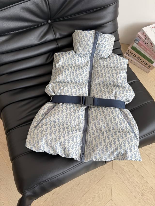 25秋冬 Ski系列 经典老花图案棉服马甲 小蜜蜂刺绣点缀 腰部加入了腰带收腰显瘦 内里填充20 羽绒和80棉 很饱满 保暖程度巨好 温暖的冬季从这一件开始 定 25秋冬 Ski系列 经典老花图案棉服马甲 小蜜蜂刺绣点缀 腰部加入了腰带收腰显瘦 内里填充20 羽绒和80棉 很饱满 保暖程度巨好 温暖的冬季从这一件开始 定