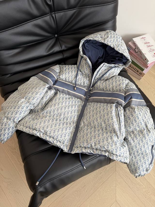 25秋冬 Ski系列 经典老花图案连帽棉服外套 内里填充20 羽绒和80棉 很饱满 保暖程度巨好 温暖的冬季从这一件开始 定制的提花面料 后背字母Logo装饰 25秋冬 Ski系列 经典老花图案连帽棉服外套 内里填充20 羽绒和80棉 很饱满 保暖程度巨好 温暖的冬季从这一件开始 定制的提花面料 后背字母Logo装饰