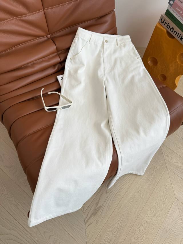 老钱丹宁 钟楚曦同款 25Fw 后背口袋印花设计直筒牛仔裤 白色牛仔裤真的巨百搭 各种外套大衣风衣叠搭都好看 妥妥的老钱简约Feel 天然的松弛感和氛围感都能拥