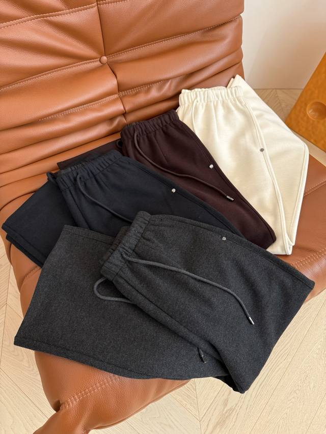 有造型感的休闲裤 25秋冬 Row风极简休闲羊毛裤子 极简百搭 各种上衣外套搭配都可以搭配 大写的好看 采用羊毛混纺面料 厚实挺括 直筒的剪裁 整个裤型也很好看