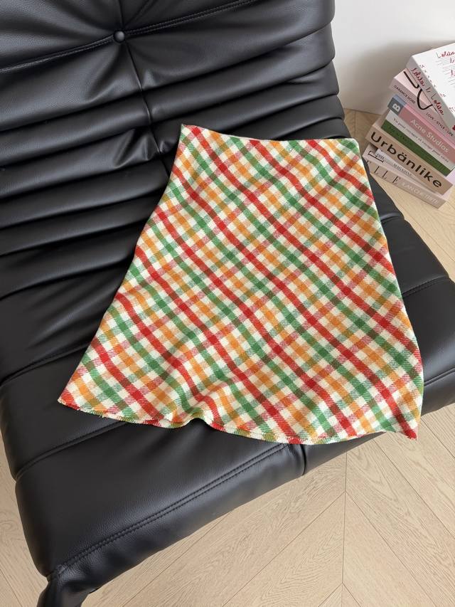 赵今麦同款 超多博主同款 25秋冬 彩虹配色格纹羊毛半裙 上身就是时尚宠儿 是冬日里点亮整个穿搭的一件单品 时髦感Up Up 拍照太出片啦 妥妥的出街神器 采用